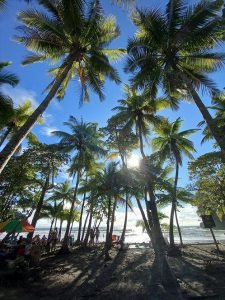 The ‘busy’ side of Playa Ventanas, adjacent to the carpark, at high tide.